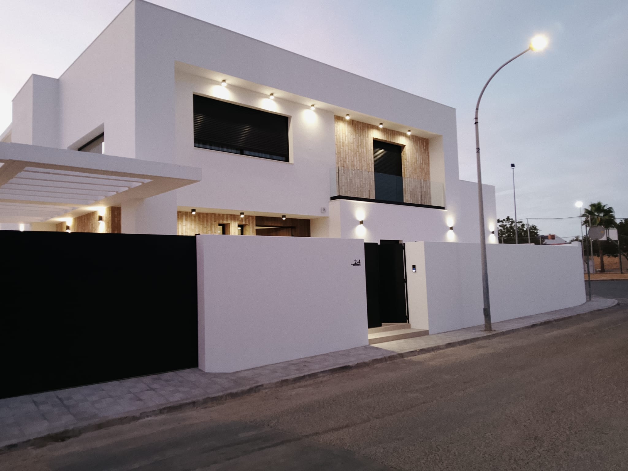 Fachada principal iluminada al atardecer