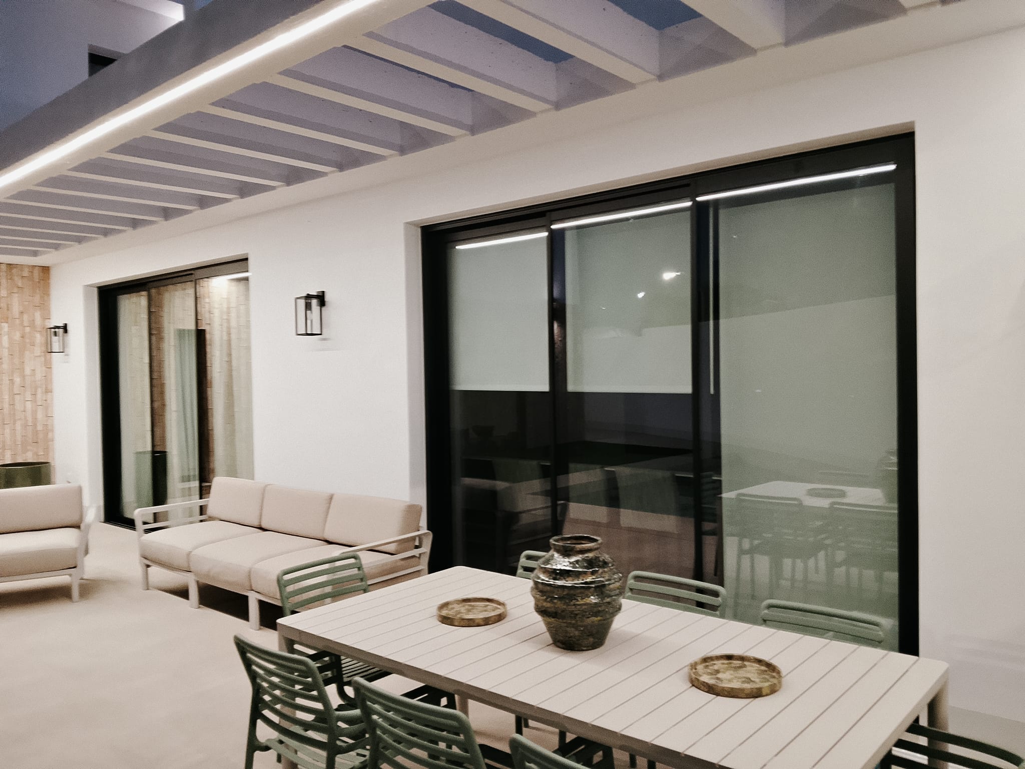 Comedor y zona de estar bajo el porche