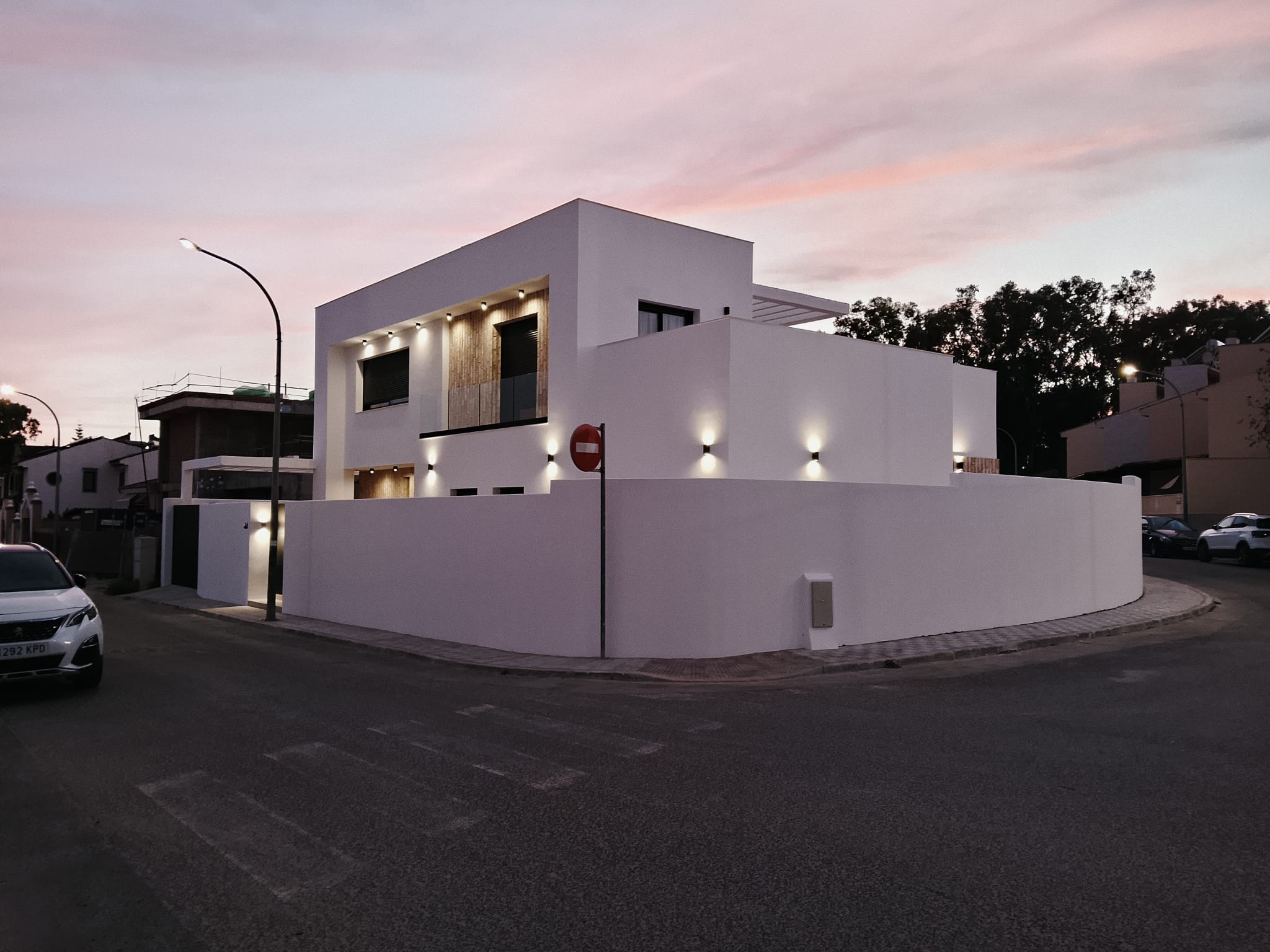 Vista de la vivienda y su cerramiento desde la esquina